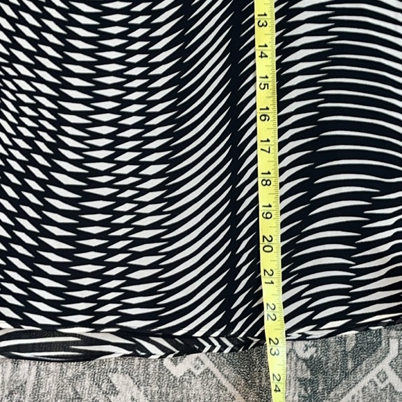 Express women’s Monochrome Zigzag Skirt size XS - Picture 5 of 7